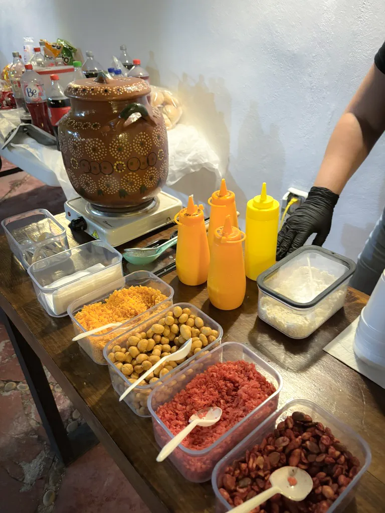 Mesa de toppings: queso, cacahuate, chamoy y más a la vista