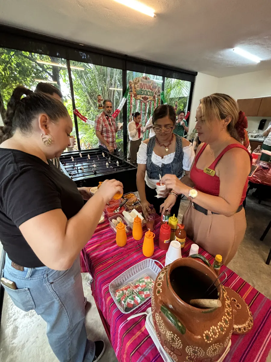 Ale sirviendo esquites a las invitadas en una fiesta mexicana de empresa en Mérida